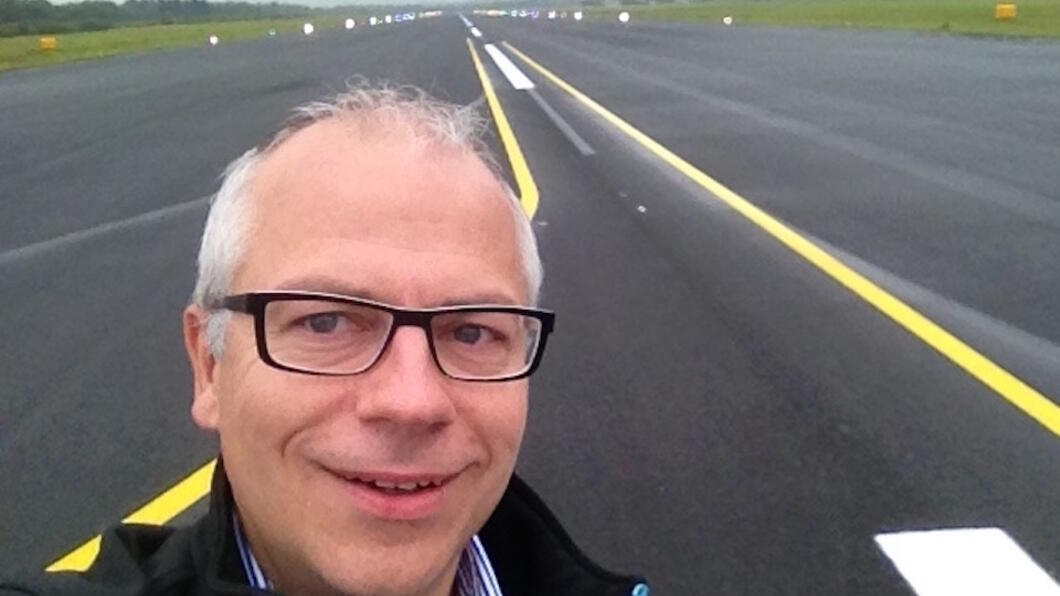 Hier sta ik zelf op de landingsbaan van luchthaven Twente Luchthaven Twente