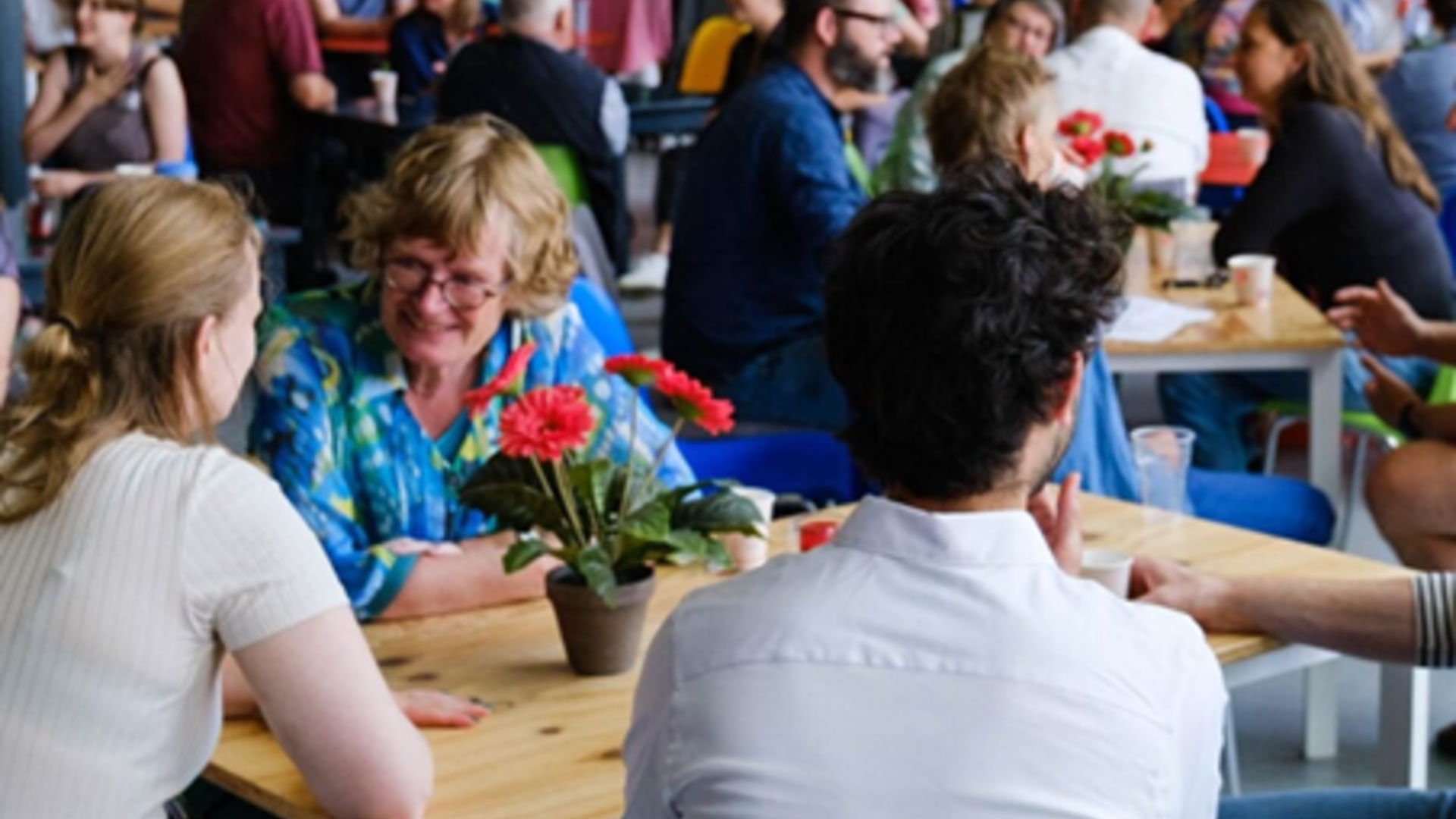 groep mensen in gesprek