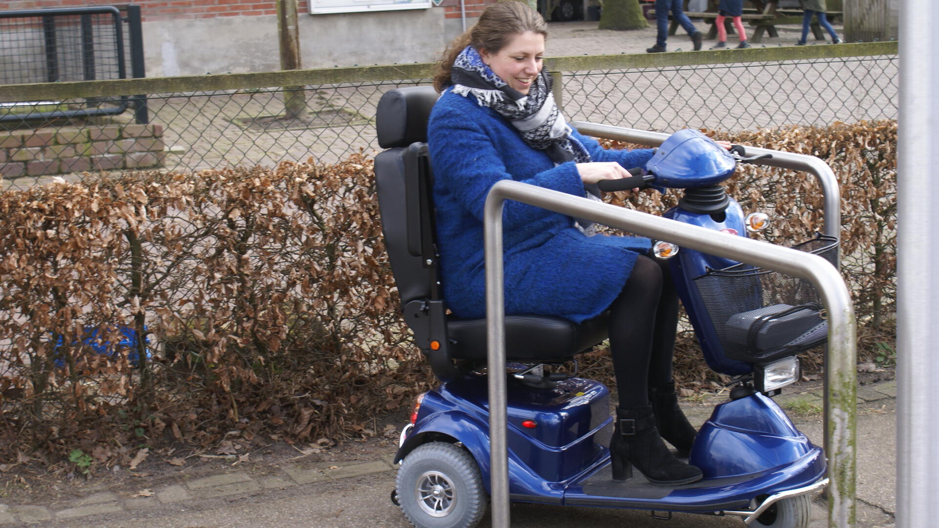 Manouska Molema op scootmobiel